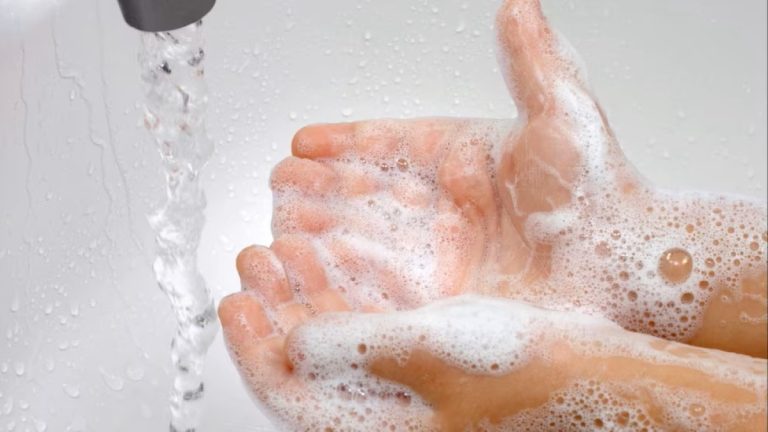 Alerta sanitário nos EUA: sabonetes e cremes populares retirados de venda devido ao risco de bactérias mortais