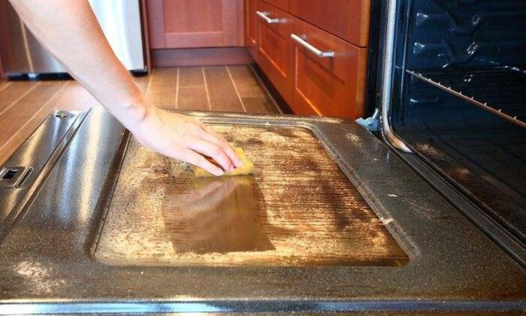 Sem vinagre nem bicarbonato de sódio: uma maneira simples de limpar rapidamente o forno e o fogão