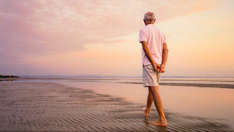 Se coloca as mãos nas costas ao caminhar, a psicologia diz que tem estas três características comuns