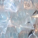 Encha um saco plástico com água, coloque algumas moedas dentro dele, pendure-o na janela e descubra a invenção do ano