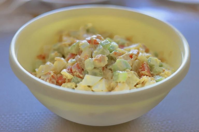 Pode prepará-lo com ingredientes facilmente acessíveis. Salada para churrasco, pronta em 10 minutos