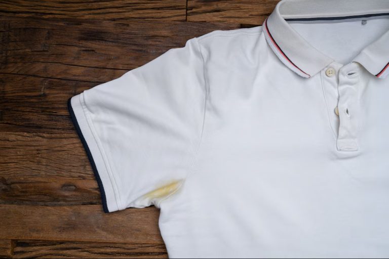 A maneira mais eficaz e simples de remover manchas de desodorante da roupa