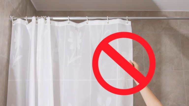 Adeus, cortinas de plástico para casa de banho: uma tendência que está a revolucionar o design de interiores