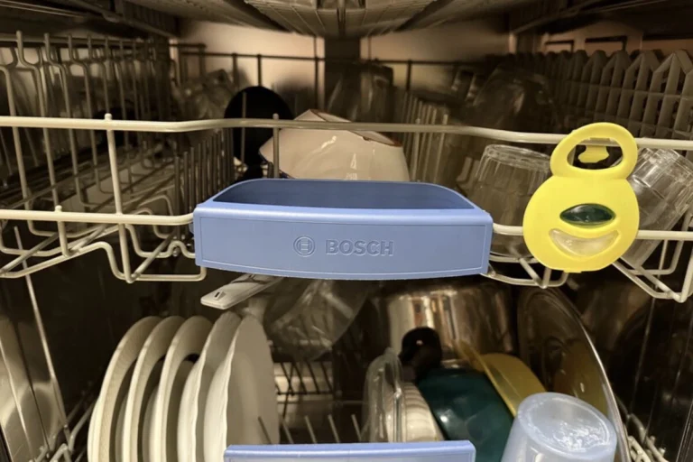 Somos dois em casa e demoramos muito tempo a encher a máquina de lavar louça: eis como a utilizamos para gastar menos