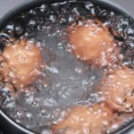 Quem tem água para cozinhar ovos tem um tesouro: não a deite fora e aproveite as suas vantagens ocultas