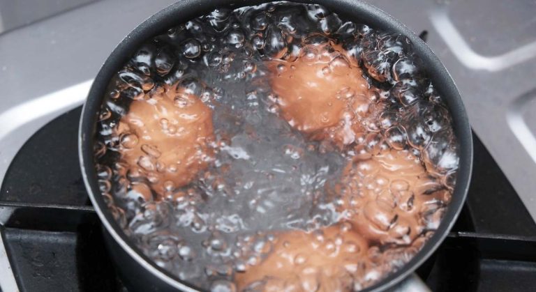 Quem tem água para cozinhar ovos tem um tesouro: não a deite fora e aproveite as suas vantagens ocultas