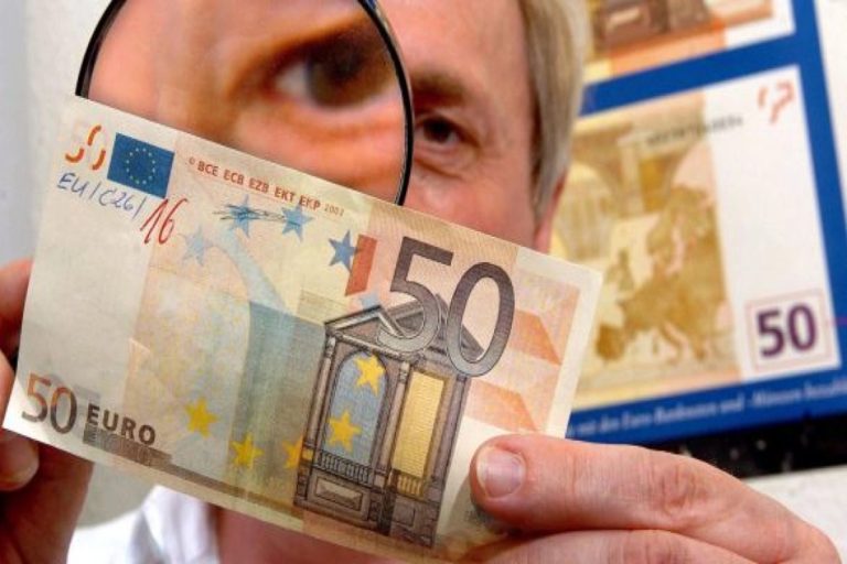 Venda um telemóvel por 700 euros e descubra que as notas são falsas com a ajuda de um marcador
