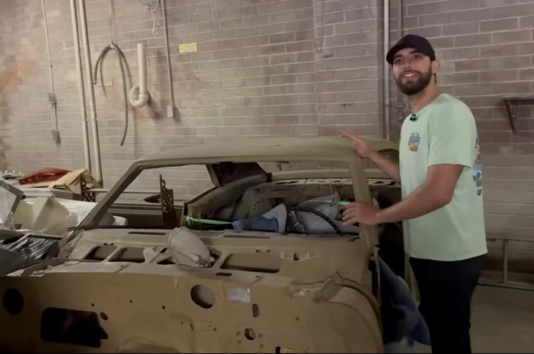 Durante mais de 40 anos, eles mantiveram o carro num barracão, sem saber que valia mais de 150 000 euros.