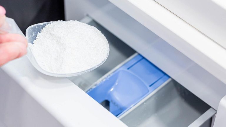 A única colher que precisa colocar na máquina de lavar para que a roupa fique limpa e economizar na conta de luz