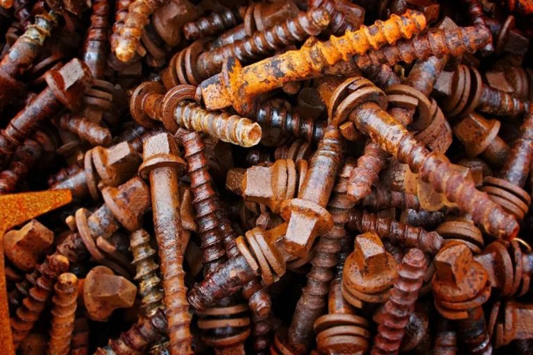 Não deite fora os parafusos enferrujados, pois tem um tesouro em casa: uma maneira simples de os utilizar