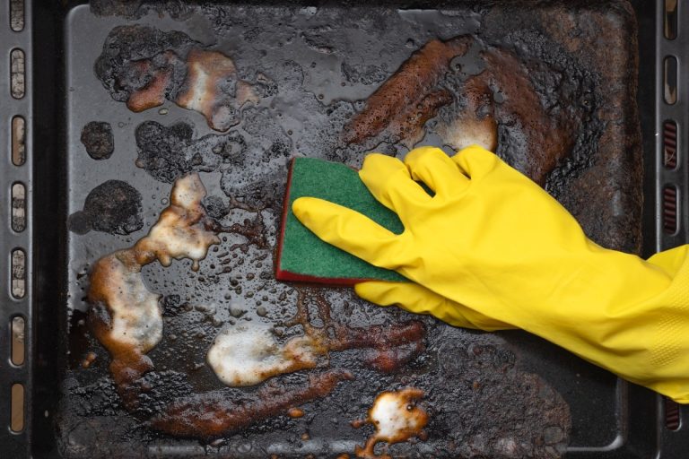 Sem desengordurante nem vinagre: truque profissional para deixar a assadeira do forno como nova