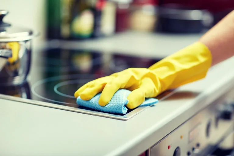 Um truque simples de um especialista para deixar o fogão de vitrocerâmica como novo