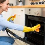 Sem vinagre nem bicarbonato de sódio: um truque simples para limpar o forno sem esfregar e em menos de 10 minutos