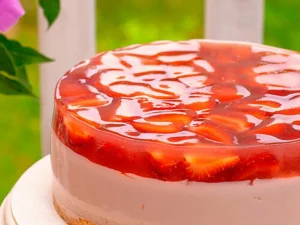 Massa cremosa, biscoito e gelatina com frutas. Bolo «Baronówna» para o verão
