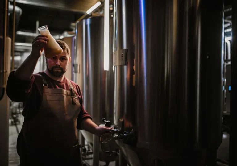 O diretor da cervejaria Heineken explica como nunca se deve beber cerveja: «Isso mata a espuma e dilui o sabor»