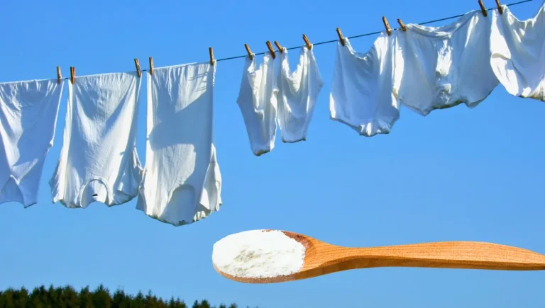 Por que é necessário lavar a roupa com bicarbonato e para que ele serve