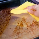 Sem desengordurante nem água quente: truque secreto para deixar o forno brilhante em poucos minutos