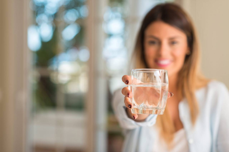 A recomendação de beber dois litros de água por dia foi refutada pela ciência: um novo estudo mostra quanto é necessário beber para se manter hidratado