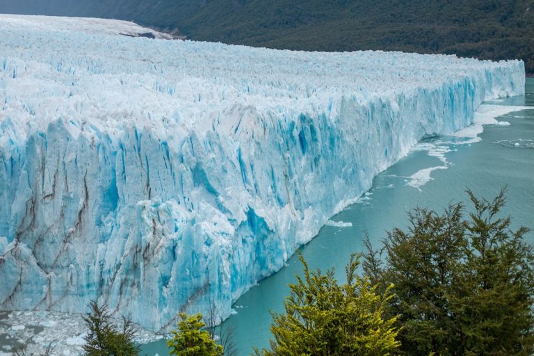 Cientistas descobriram que a geleira argentina Perito Moreno está a perder contacto com o leito rochoso e se prepara para recuar vários quilómetros