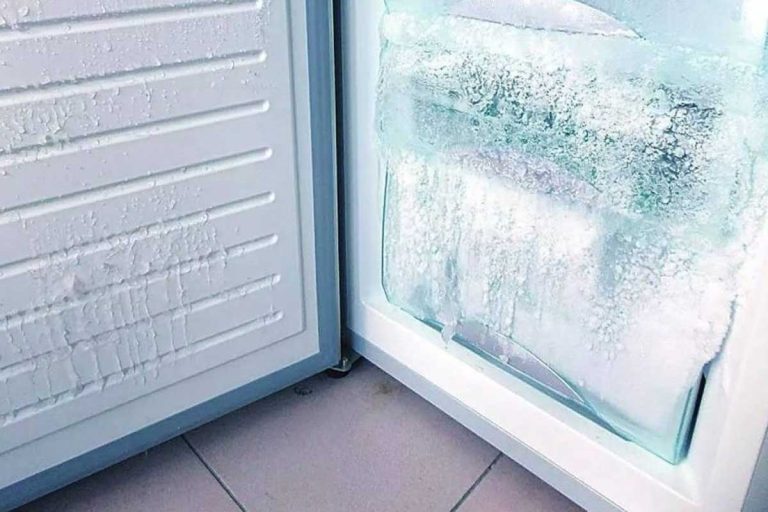Como limpar o congelador de gelo sem desligar o frigorífico: tudo o que precisa é de folha de alumínio